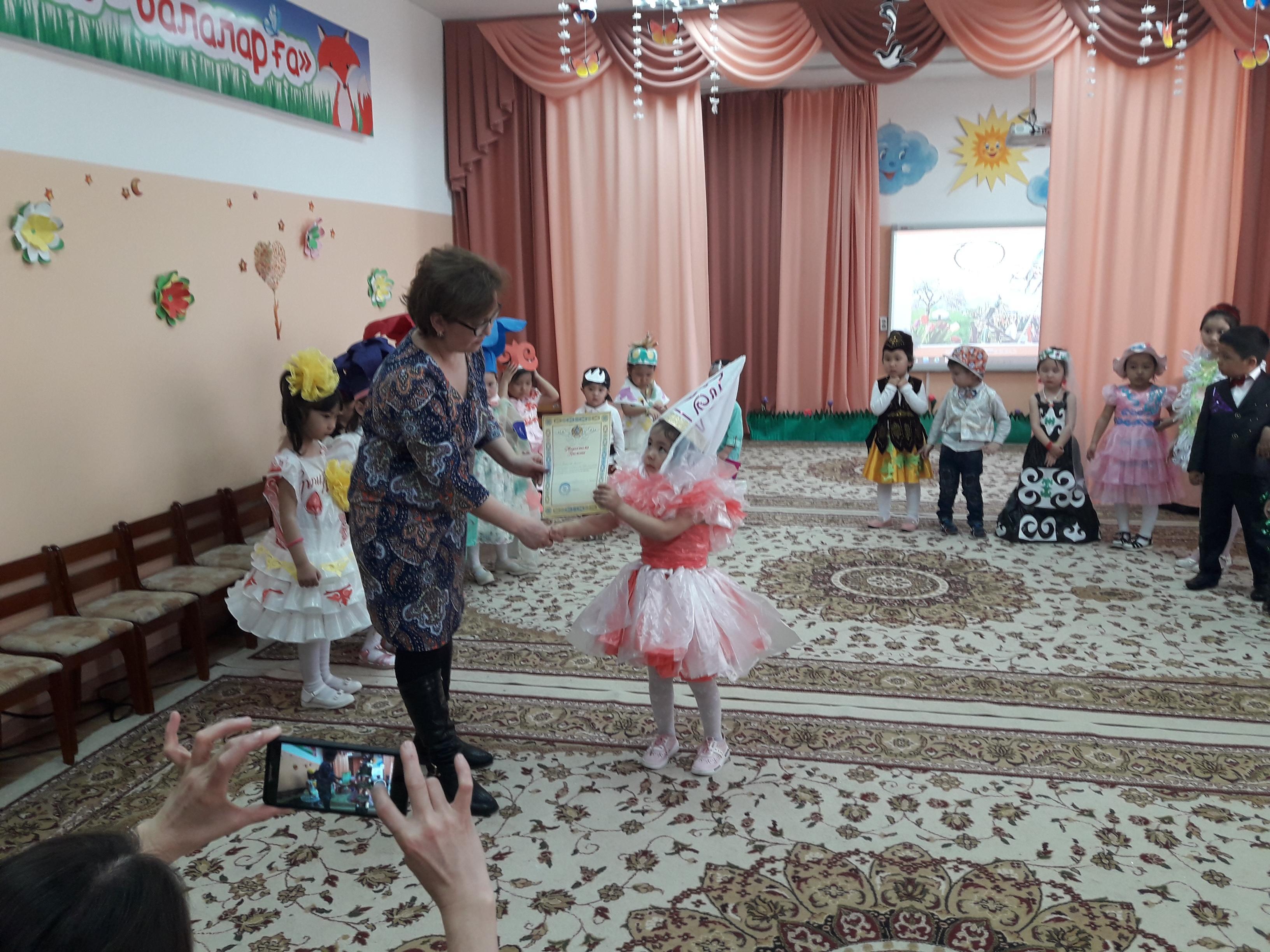 Наурыз мерекесіне арналған ұлттық киім байқауы. Ата-аналар әр түрлі тұрмыстық материалдардан ұлттық киім үлгілерін дайындады