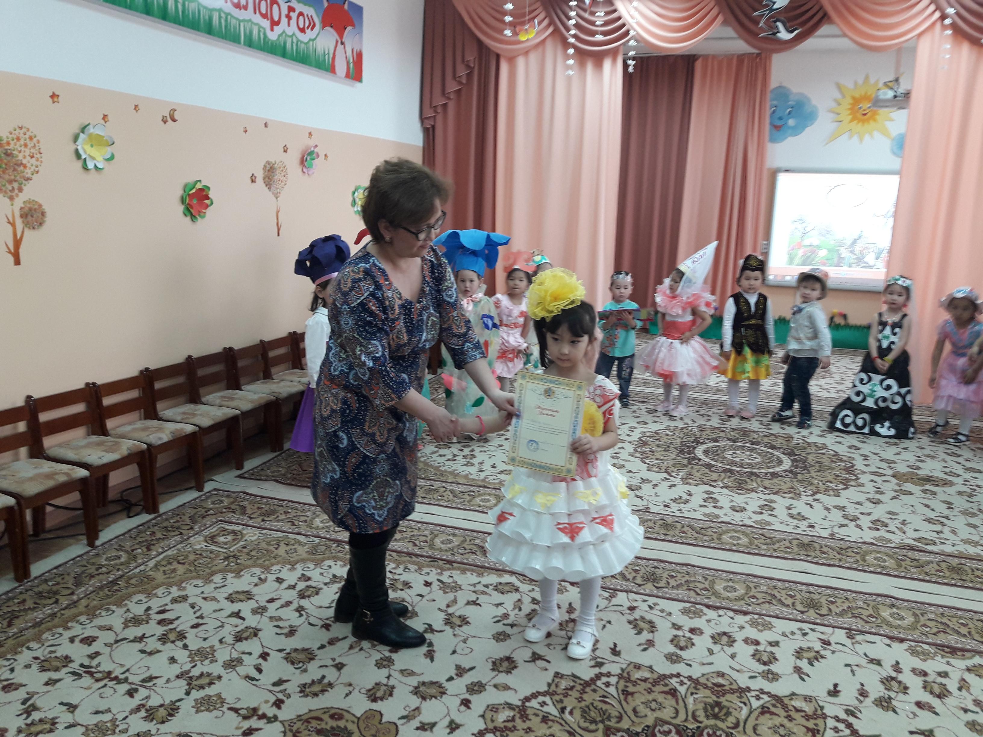 Наурыз мерекесіне арналған ұлттық киім байқауы. Ата-аналар әр түрлі тұрмыстық материалдардан ұлттық киім үлгілерін дайындады
