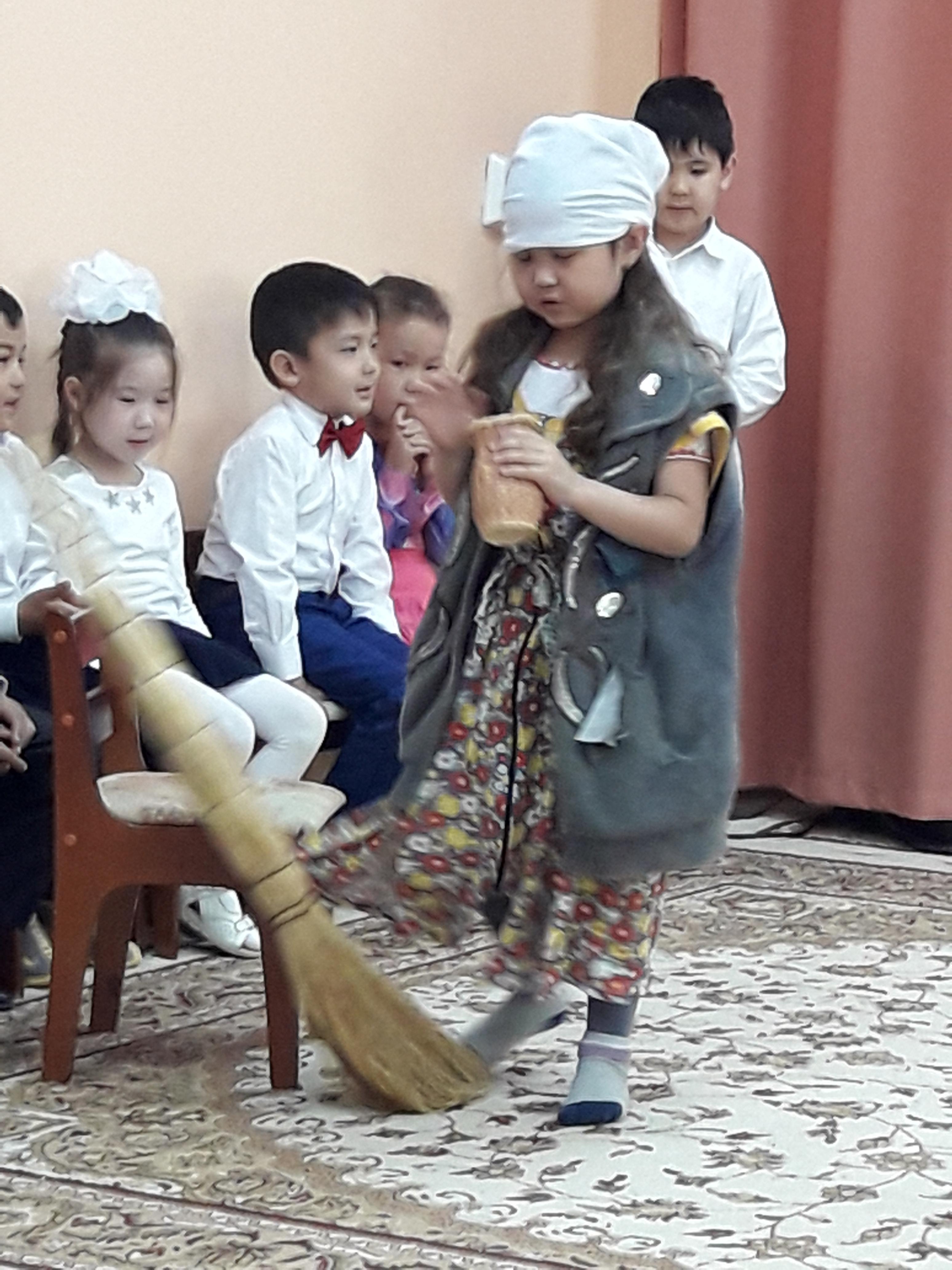 "Бала тілін дамытуда халық ауыз әдебиетінің маңызы"тәрбиеші Баймуратова Б.К. жылы бойы жинаған семинарға  тәжірибесін көрсетті