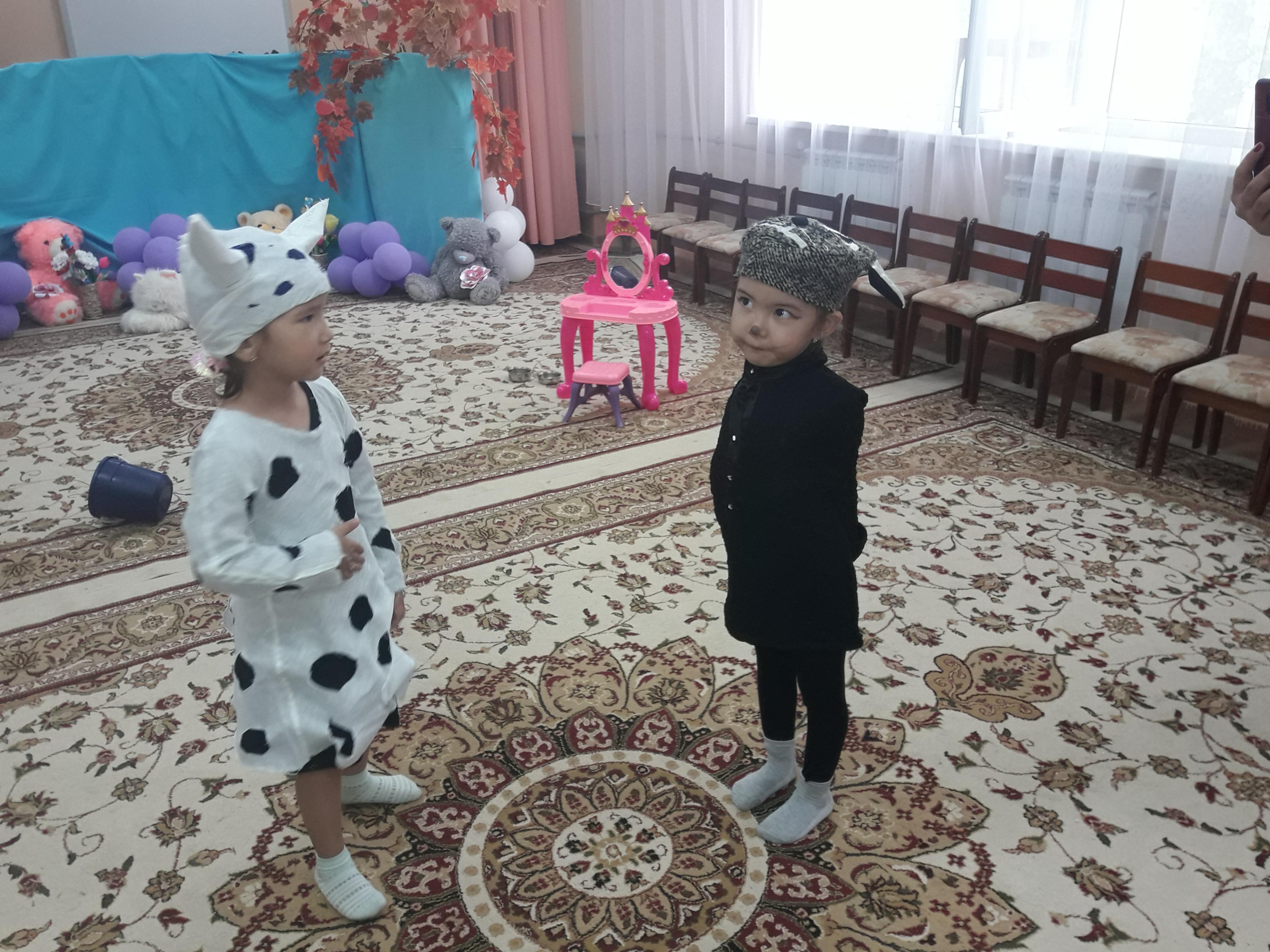 «Театр апталығы» - ең қызықты ертегіні    сахналау сайыс. Ортаңғы  топ "Мақта қыз бен мысық"
